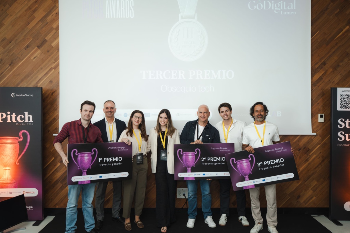 Los tres proyectos premiados en los GoPitch Awards 2026 sosteniendo sus carteles sobre el escenario de GoDigital, en Veles e Vents (Valencia).